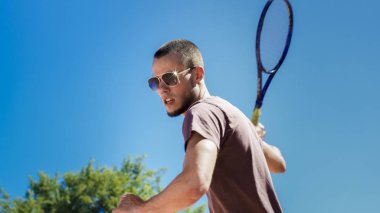 Genç adam raket hareket öğrenme