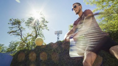 Raket ile çekim pratik adam