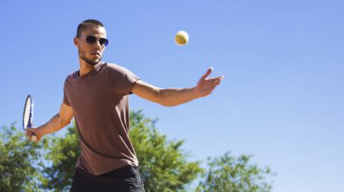 Güneş ışığında çekim adam eğitim forehand