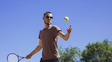 Güneş ışığında çekim adam eğitim forehand