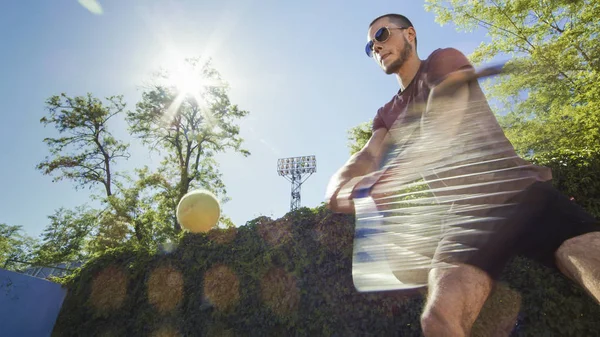 Raket ile çekim pratik adam