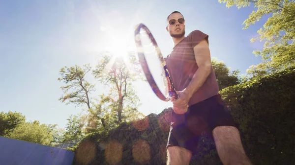 Raket ile çekim pratik adam