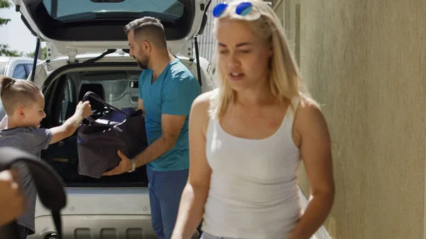 Famille joyeuse chargement de voiture avec des sacs avant les vacances — Photo