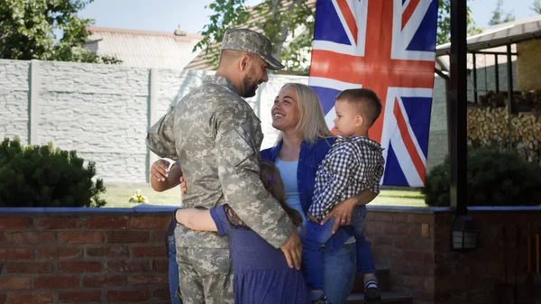 Αγάπη στρατιώτη οικογενειακή συνεδρίαση πίσω στο σπίτι — Φωτογραφία Αρχείου