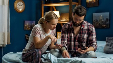 Genç adam geceleri gitar çalmak