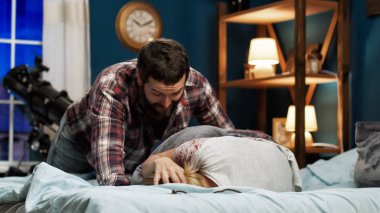 Adam kötüye genç karısı evde