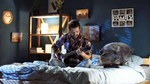 Joven tocando la guitarra por la noche — Foto de Stock