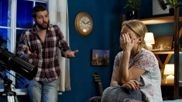 Pareja joven discutiendo en casa — Foto de Stock