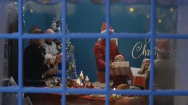 Heyecanlı aile ile alışverişi Noel hediyeleri