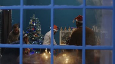 Mutlu arkadaş ile alışverişi Noel'de sunar