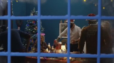 Neşeli insanlar kutlama Noel evde