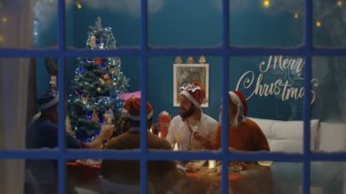 İnsanlar Noel kutlamaları pencereden görüntüleme