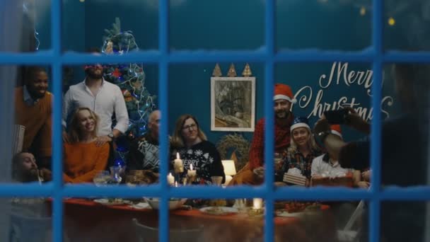 Grande família tirando foto juntos no Natal — Vídeo de Stock