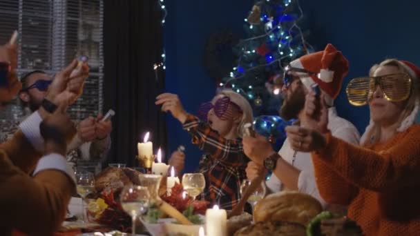 Vrienden vieren Kerstmis partij thuis hebben — Stockvideo