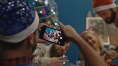 Türkiye'de Noel yemeğinde kavrulmuş arkadaşlar gülüyor