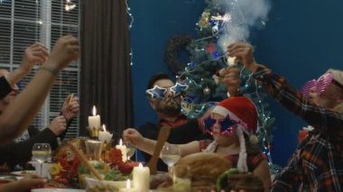 Oynak aile kutlama Noel yemeği