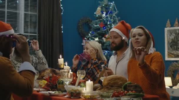 Vänner som firar jul med fest hemma — Stockvideo