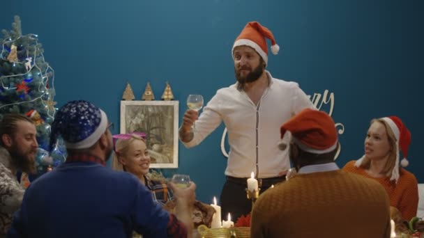 Vrienden maken van toast op viering kerstfeest lachen — Stockvideo