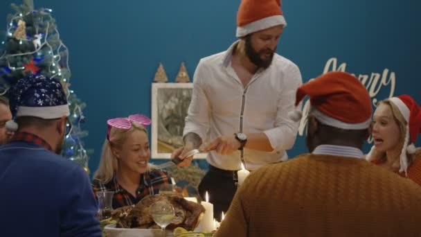 Amigos rindo ter assado peru no jantar de Natal — Vídeo de Stock