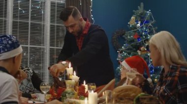 Oyma Türkiye Noel yemeği adamım