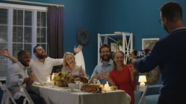 Şükran gününde fotoğrafta neşeli arkadaşları