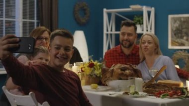 Neşeli aile alarak selfie geleneksel tatil