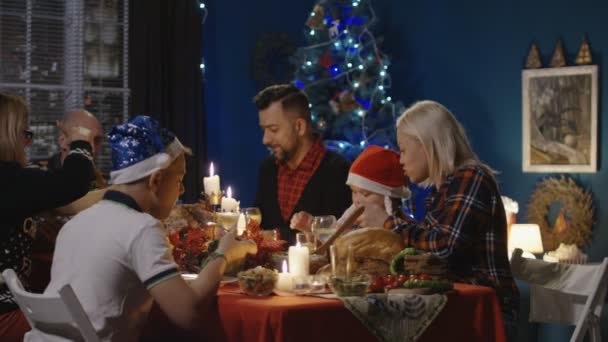 Επανενωμένη οικογένεια έχοντας εορτασμός διακοπών Χριστουγέννων — Αρχείο Βίντεο