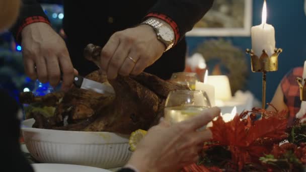 Людина різьблення індички на різдвяній вечері — стокове відео