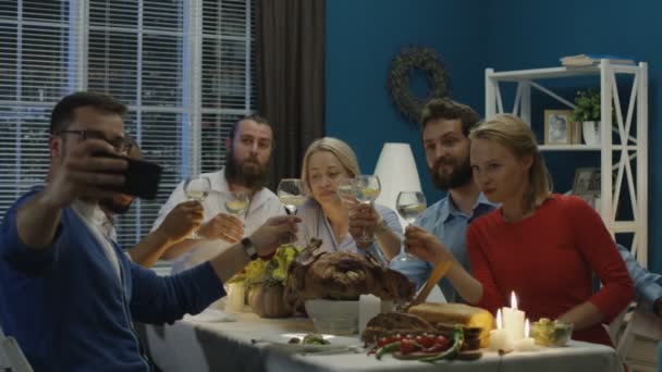 Glada vänner att ta foto på Thanksgiving day — Stockvideo
