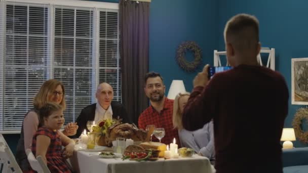 Glad familj tar foto på traditionella semester — Stockvideo