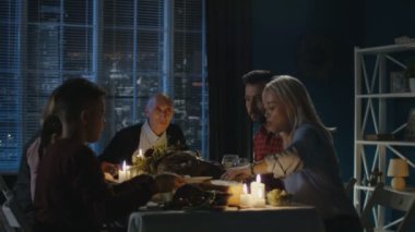 Şükran günü yemeği evde olan aile