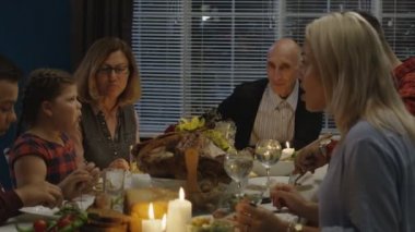 Şükran günü yemeği evde olan aile