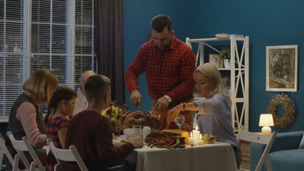 Hombre tallando pavo en la cena de Acción de Gracias — Vídeo de stock