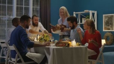 Türkiye tablo Şükran günü kutlama arkadaş grubu olması üzerine getirerek ve büyük hizmet neşeli kadın kavrulmuş