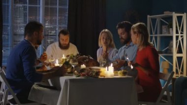 Neşeli arkadaşları birlikte Şükran günü yemeği