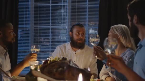 Vänner som grillas på tabellen på Thanksgiving day — Stockvideo