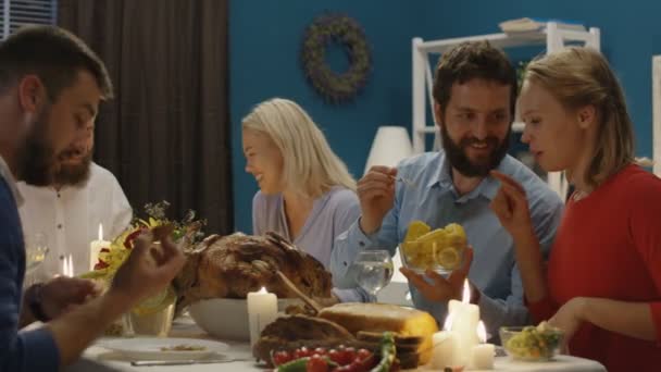 Vrolijke vrienden na Thanksgiving diner samen — Stockvideo