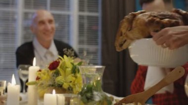 Aile için tatil Türkiye'de hizmet veren kadın