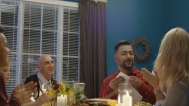 Aile için tatil Türkiye'de hizmet veren kadın