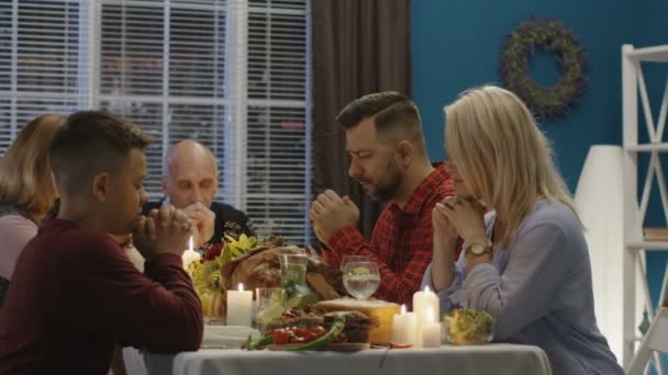 Familjen erbjuder böner inför Thanksgiving måltid — Stockvideo