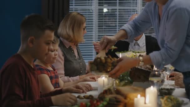 Famiglia allegra che si gode la cena del giorno del ringraziamento — Video Stock