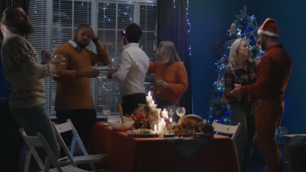 Fröhliche Menschen feiern Weihnachten zu Hause — Stockvideo