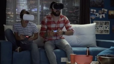 Kaç Vr içinde oyun kanepede gözlükler