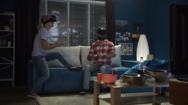 Kaç Vr içinde oyun kanepede gözlükler