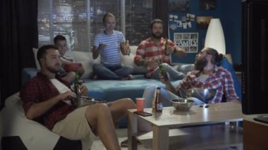 Çeşitli hayranları oyun izlerken bira ile sorun