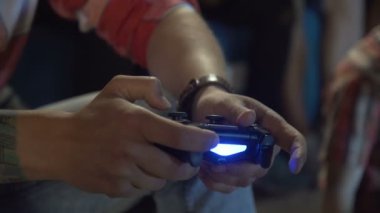 Gamepad oynamak ürün adam