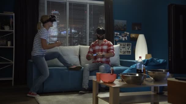 Pareja en VR gafas de juego en el sofá — Vídeos de Stock