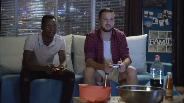 Pessoas diversas entretendo com videogame — Vídeo de Stock