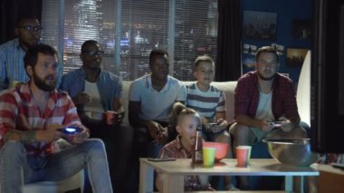 Farklı insanlar video oyunu ile eğlenceli