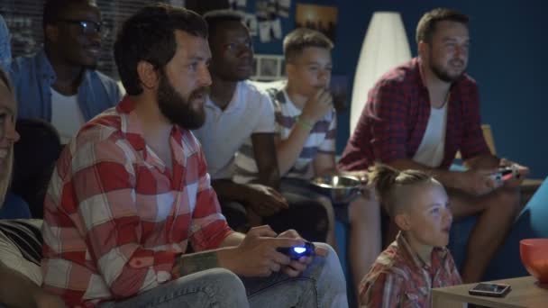 Farklı insanlar video oyunu ile eğlenceli — Stok video